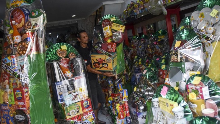 Pekerja menata parsel Lebaran di rumah produksi Ramayan parsel, Kota Tasikmalaya, Jawa Barat, Selasa (11/3/2025). Perajin parsel musiman mengaku permintaan parsel sejak awal Ramadhan mencapai 2.000 bingkisan, sedangkan Lebaran tahun lalu perajin menjual sebanyak 5.000-6.000 parsel dengan harga jual berkisar Rp80 ribu hingga Rp4 juta. ANTARA FOTO/Adeng Bustomi/rwa.