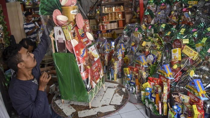 Geliat Pedagang Musiman Parsel Lebaran di Tasikmalaya Pekerja menata parsel Lebaran di rumah produksi Ramayan parsel, Kota Tasikmalaya, Jawa Barat, Selasa (11/3/2025). Perajin parsel musiman mengaku permintaan parsel sejak awal Ramadhan mencapai 2.000 bingkisan, sedangkan Lebaran tahun lalu perajin menjual sebanyak 5.000-6.000 parsel dengan harga jual berkisar Rp80 ribu hingga Rp4 juta. ANTARA FOTO/Adeng Bustomi/rwa.