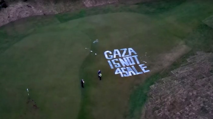 Resor golf Turnberry milik Presiden AS Donald Trump di Skotlandia telah dicoret-coret dengan grafiti pro-Palestina, dan sebuah kelompok protes mengaku bertanggung jawab atas kejadian tersebut.
