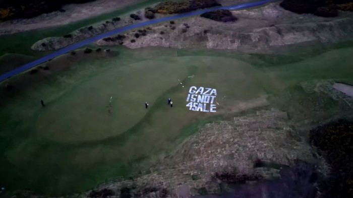 Grafiti 'Palestine Is Not 4 Sale' Hiasi Resor Golf Trump di Skotlandia Resor golf Turnberry milik Presiden AS Donald Trump di Skotlandia telah dicoret-coret dengan grafiti pro-Palestina, dan sebuah kelompok protes mengaku bertanggung jawab atas kejadian tersebut.