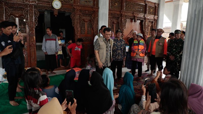Gubernur Jawa Tengah (Jateng) Ahmad Luthfi menemui pengungsi korban banji di Grobogan.