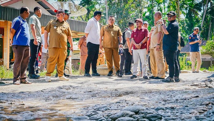 Gubsu Bobby Nasution dan Kadis PUPR Sumut Topan Ginting meninjau jalan rusak di perbatasan Kota Gunungsitoli-Kabupaten Nias Utara. (Instagram @topanginting)
