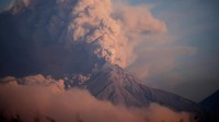 Volcan de Fuego, atau Gunung Berapi Fuego meletus dan menyemburkan awan abu, terlihat dari Palin, Guatemala, Senin (10/3/2025).