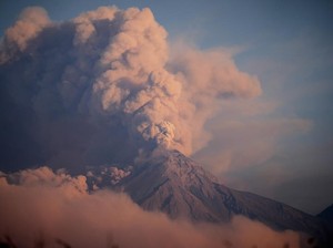 Gunung Berapi Tertinggi di Eurasia Meletus Usai Gempa Rusia