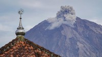 Bedasarkan data Pusat Vulkanologi Mitigasi Bencana Geologi (PVMBG) pada periode pengamatan Senin (10/3) pukul 00.00-24.00 WIB Gunung Semeru mengalami aktivitas vulkanik 55 kali gempa letusan atau erupsi dengan amplitudo 10-22 mm selama 65-184 detik, empat kali gempa hembusan dengan amplitudo 4-8 mm selama 32-55 detik, dan empat kali gempa tektonik jauh dengan amplitudo 5-25 mm S-P 13-41 detik selama 35-97 detik.