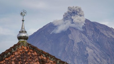 Gunung Semeru Aktif Luncurkan Abu Vulkanik
