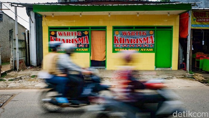Warteg-warteg ditutup tirai selama bulan Ramadan. Hal ini untuk menghormati umat Muslim yang berpuasa.