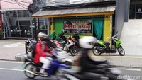 Sesekali, ada pelanggan yang masuk warteg untuk makan siang.   