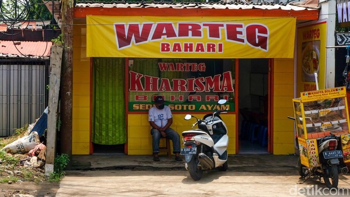 Warteg-warteg ditutup tirai selama bulan Ramadan. Hal ini untuk menghormati umat Muslim yang berpuasa.