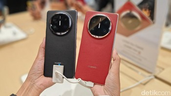 Ini Huawei Mate X6 dalam varian warna Nebula Red dan Black. Ponsel layar lipat ini dilapisi kulit vegan pada bagian belakangnya. Foto: Virgina Maulita Putri/detikINET