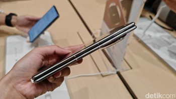 Huawei Mate X6 memiliki ketebalan 9,85mm saat dilipat dengan bobot 239 gram. Foto: Virgina Maulita Putri/detikINET