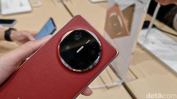 Huawei Mate X6 memiliki empat kamera belakang yang terdiri dari kamera utama 50 MP dengan OIS, kamera ultrawide 48 MP, kamera telephoto mikro 48 MP dengan optical zoom 4x dan mode super makro 5cm, serta kamera Ultra Chroma dengan 1,5 juta saluran spektral untuk menghasilkan foto dengan warna lebih akurat.Foto: Virgina Maulita Putri/detikINET