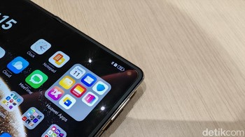 Di sudut kanan atas layar utama Mate X6 terdapat kamera selfie 8 MP.  Foto: Virgina Maulita Putri/detikINET