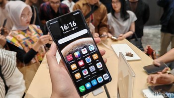 Ponsel layar lipat berbentuk buku ini memiliki cover screen LTPO OLED berukuran 6,45 inch dengan resolusi 2,8K, refresh rate 1-120Hz, dan tingkat kecerahan 2.500 nits. Foto: Virgina Maulita Putri/detikINET