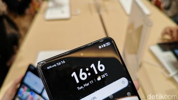 Cover screen ini dilindungi Kunlun Glass generasi kedua yang 25 kali lebih tahan jatuh. Huawei menyematkan kamera selfie 8 MP di cover screen Mate X6. Foto: Virgina Maulita Putri/detikINET