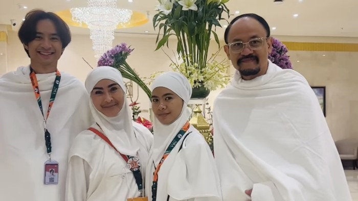 iis Dahlia dan keluarga menjalankan ibadah umrah.