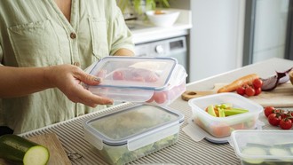 Jangan Sembarangan! 5 Makanan Ini Tak Boleh Disimpan di Wadah Plastik