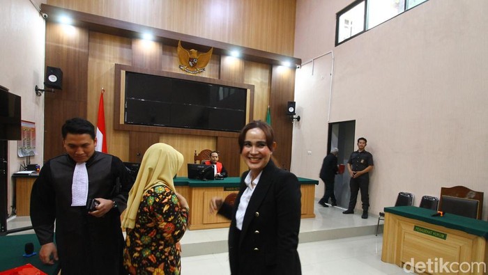 Isa Zega saat menghadiri sidang lanjutan di PN Malang.