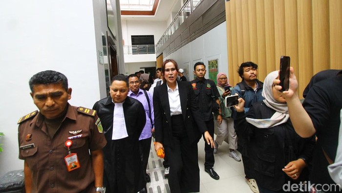 Isa Zega saat menghadiri sidang lanjutan di PN Malang.