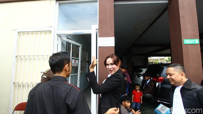 Isa Zega saat menghadiri sidang lanjutan di PN Malang.