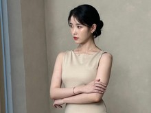 Potret IU Ngaku Tinggi Badan Menyusut dalam Setahun