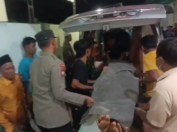 Jenazah korban pembacokan di sampang dievakuasi