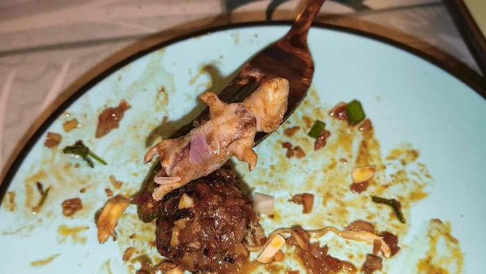 Jijik! Wanita Ini Terkejut Temukan Bangkai Tikus di Makanannya