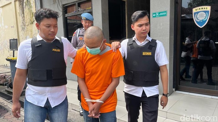 Josip Poetra Adi pelaku KDRT anak tirinya di Mojokerto