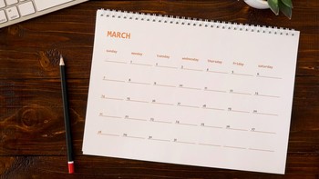 Kalender: Penemuan kalender menyediakan cara melacak waktu dan mengatur kegiatan sosial, ekonomi, dan keagamaan. Kalender pertama dikembangkan sekitar 5000 tahun silam, didasarkan pada siklus Matahari dan Bulan. Salah satu fungsi terpentingnya adalah membantu petani memperkirakan kapan menanam dan panen. Kalender juga memainkan peran penting dalam praktik keagamaan dan budaya. Banyak masyarakat kuno memiliki kalender keagamaan yang menandai festival penting. Kalender juga memiliki implikasi ekonomi signifikan, memungkinkan pedagang melacak hari-hari pasar, pameran dagang, dan kegiatan ekonomi penting lain. Foto: freepik/Freepik