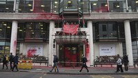 Anggota Palestine Action menduduki dan merusak pintu masuk kantor cabang komersial Allianz Insurance di London, Senin (10/3/2025).