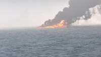 Menurut layanan informasi Lloyds List, tanker tersebut membawa sekitar 220.000 barel bahan bakar jet, sementara Solong membawa 15 kontainer natrium sianida. Namun belum diketahui apakah ada senyawa yang mudah terbakar yang bocor.  