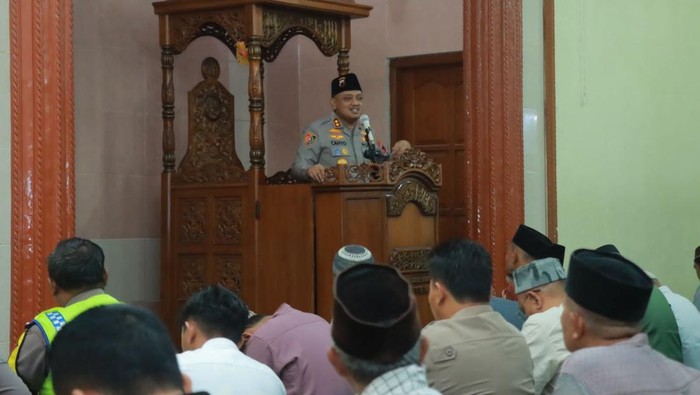 Kapolres Klaten, AKBP Nur Cahyo Ari Prasetyo, saat salat berjemaah di di Masjid Al Makmur, Desa Basin, Kecamatan Kebonarum.