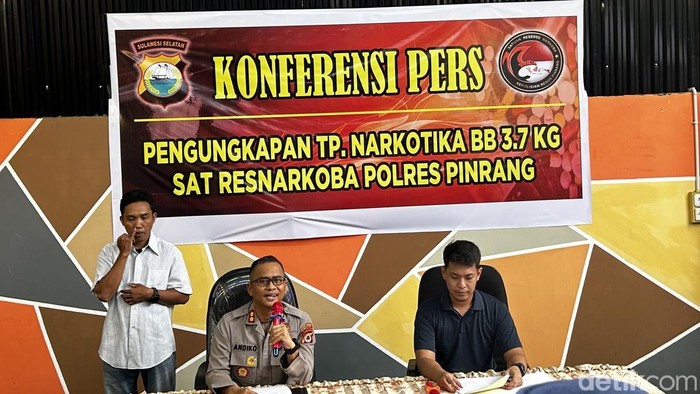 Kapolres Pinrang AKBP Andiko Wicaksono (kiri) saat merilis kasus narkoba seberat 3,7 kg.