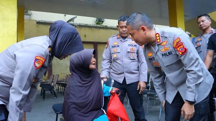 Kapolresta Bogor Kota Kombes Eko Prasetyo tersentuh melihat seorang nenek yang sedang duduk menggunakan tongkat saat cek kesehatan gratis di Alun-alun Bogor. (Dok istimewa).