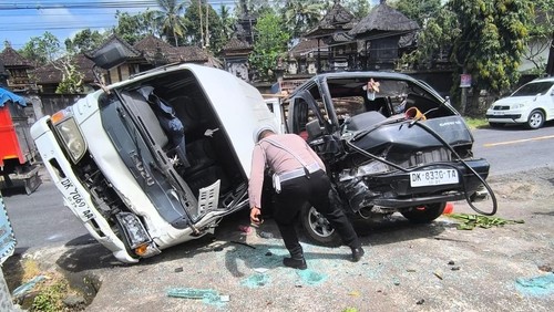Satlantas Polres Karangasem saat melakukan olah TKP terkait kecelakaan minibus vs pikap, Selasa (11/3/2025).(dok. Polres Karangasem)