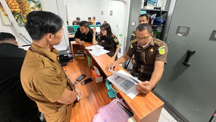 Kejari menggeledah Kantor Disbudporapar Deli Serdang (Foto: Dok. Kejari Deli Serdang)
