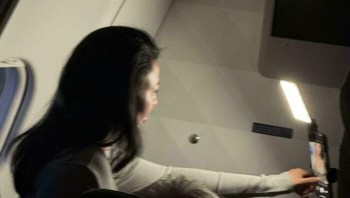 Membuat konten di pesawat dan mengganggu penumpang lain  sungguh terlalu... Foto: Boredpanda