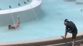 Influencer Menggunakan Air Mancur Kota untuk Pemotretannya Padahal Ada Larangannya Foto: Boredpanda