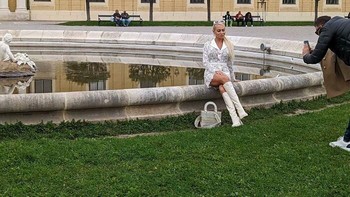Sudah jelas ada penanda tidak boleh menginjak rumput di sekitar Air Mancur Parade Court (Ehrenhofbrunnen) tapi tetap dilanggar. Foto: Boredpanda