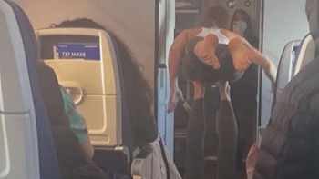 Influencer membuat konten di lorong pesawat bikin penumpang lain terganggu. Foto: Boredpanda