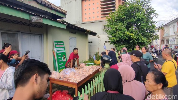 Keributan antar pedagang ayam di sekitar Pasar Wates, Kulon Progo, Selasa (11/3/2025).