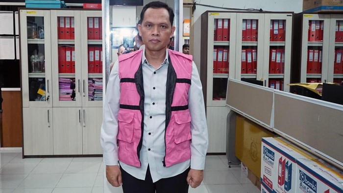 Keterangan foto: Kadisbudparektaf Sumut Zumri Sulthony memakai rompi kejaksaan (Dok. Istimewa)