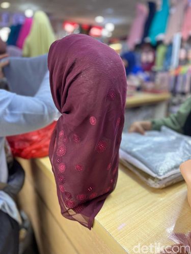 Koleksi hijab di toko Ceragam Hijab Blok BLT.SLG LOS F No.42.