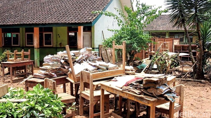 Kondisi SDN Bojong Tugu, Kecamatan Lengkong, Kabupaten Sukabumi Selasa (11/3/2025) pagi usai diterjang banjir