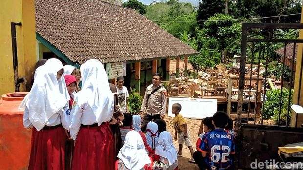 Kondisi SDN Bojong Tugu, Kecamatan Lengkong, Kabupaten Sukabumi Selasa (11/3/2025) pagi usai diterjang banjir