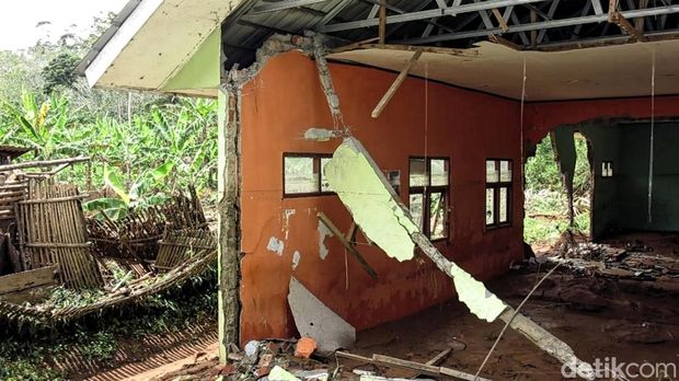 Kondisi SDN Bojong Tugu, Kecamatan Lengkong, Kabupaten Sukabumi Selasa (11/3/2025) pagi usai diterjang banjir