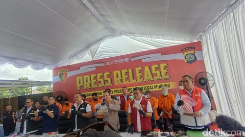 Konferensi pers pengungkapan kasus pengoplosan gas LPG 3 kg di Banjar Griya Kutri, Desa Singapadu Tengah, Kecamatan Sukawati, Gianyar, Bali, Selasa (11/3/2025). (Foto: Ni Komang Ayu Leona/detikBali)