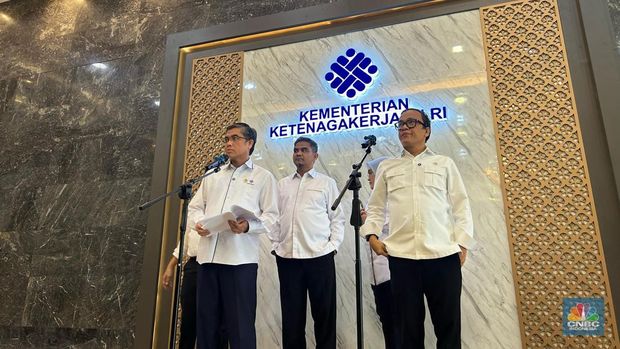 Konpers THR Menaker, Yassierli. (CNBC Indonesia/Martya Rizky)