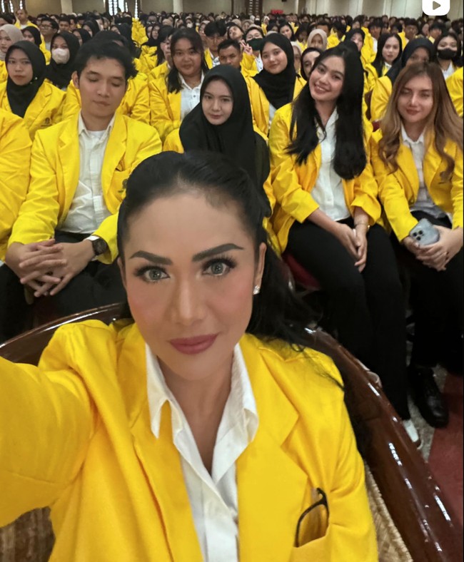 Melalui akun Instagram pribadinya Krisdayanti membagikan momen dirinya mengikuti orientasi mahasiswa di kampus baru. Diketahui penyanyi sekaligus istri Raul Lemos itu memutuskan untuk kembali berkuliah. Foto: Instagram/@krisdayantilemos