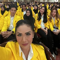 Melalui akun Instagram pribadinya Krisdayanti membagikan momen dirinya mengikuti orientasi mahasiswa di kampus baru. Diketahui penyanyi sekaligus istri Raul Lemos itu memutuskan untuk kembali berkuliah. Foto: Instagram/@krisdayantilemos